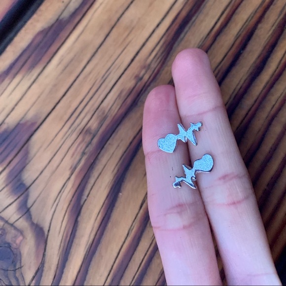 HEART BEAT ♡ Stud Earrings - Picture 5 of 6